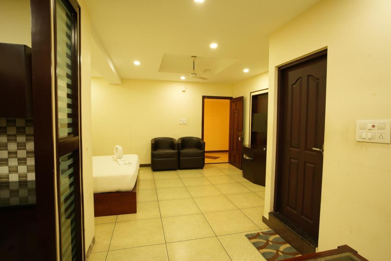 K V Suites Kochi Kültér fotó