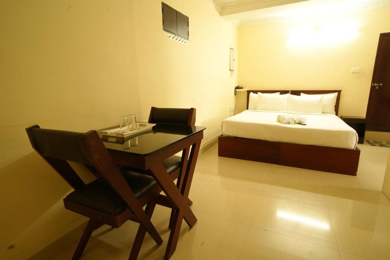 K V Suites Kochi Kültér fotó