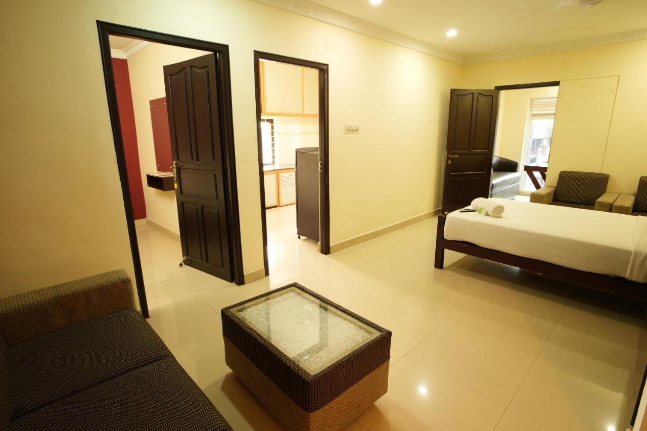 K V Suites Kochi Kültér fotó