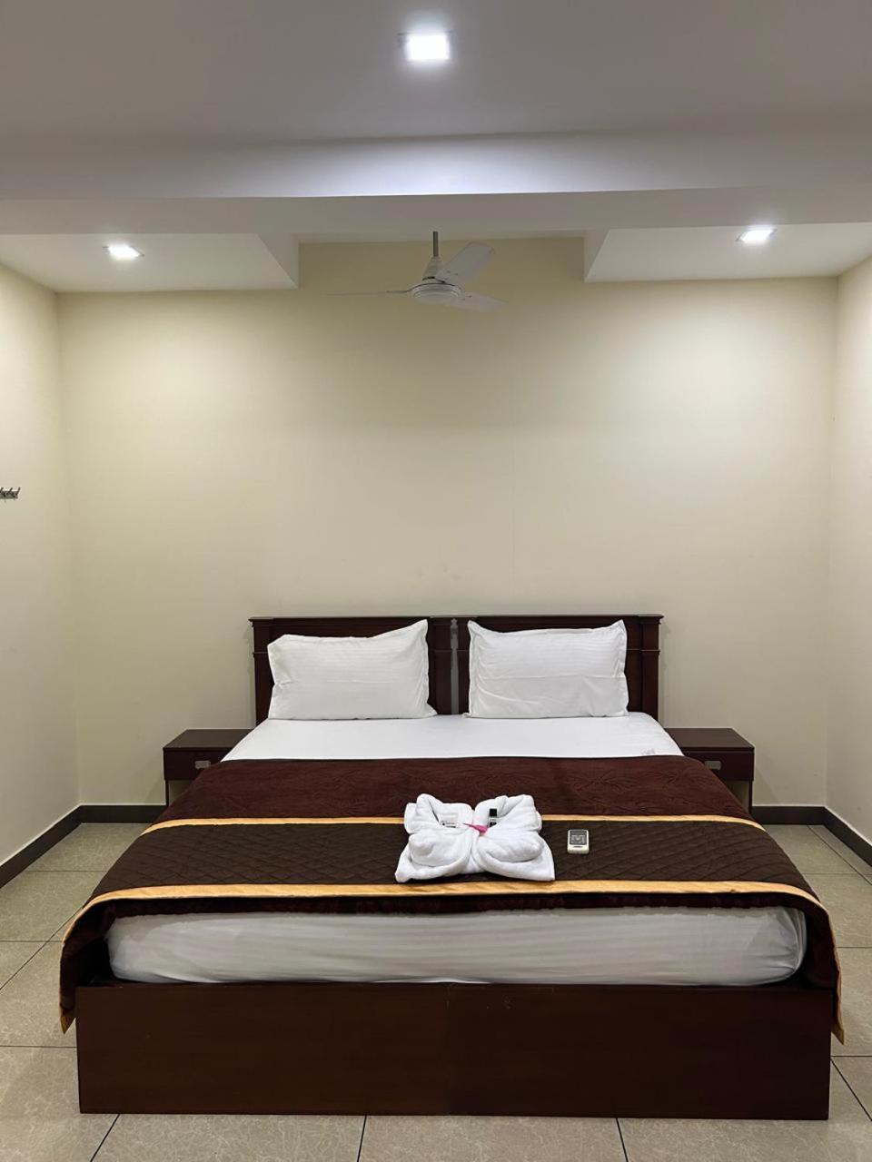 K V Suites Kochi Kültér fotó
