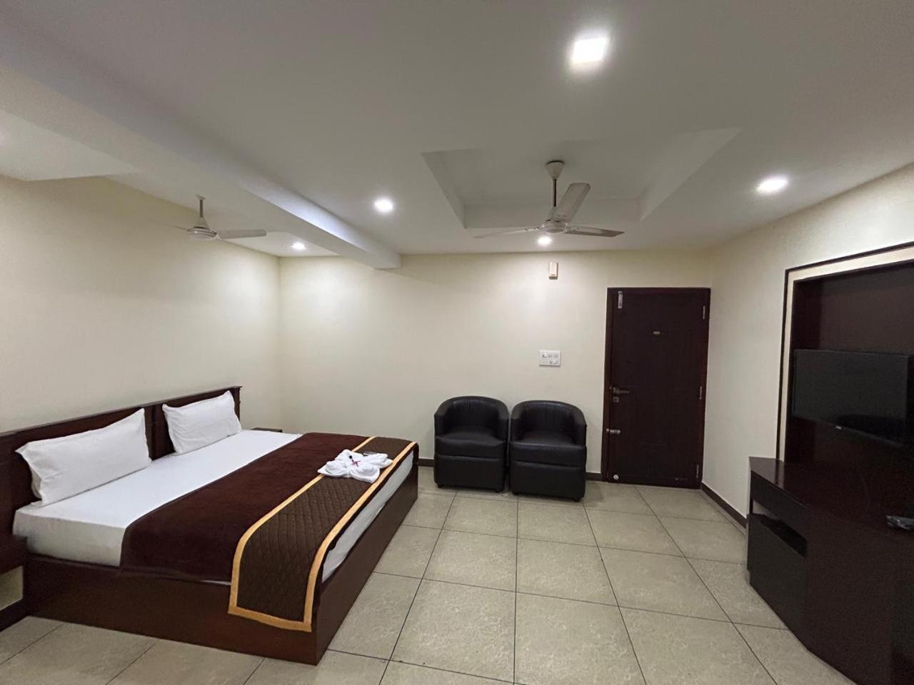 K V Suites Kochi Kültér fotó