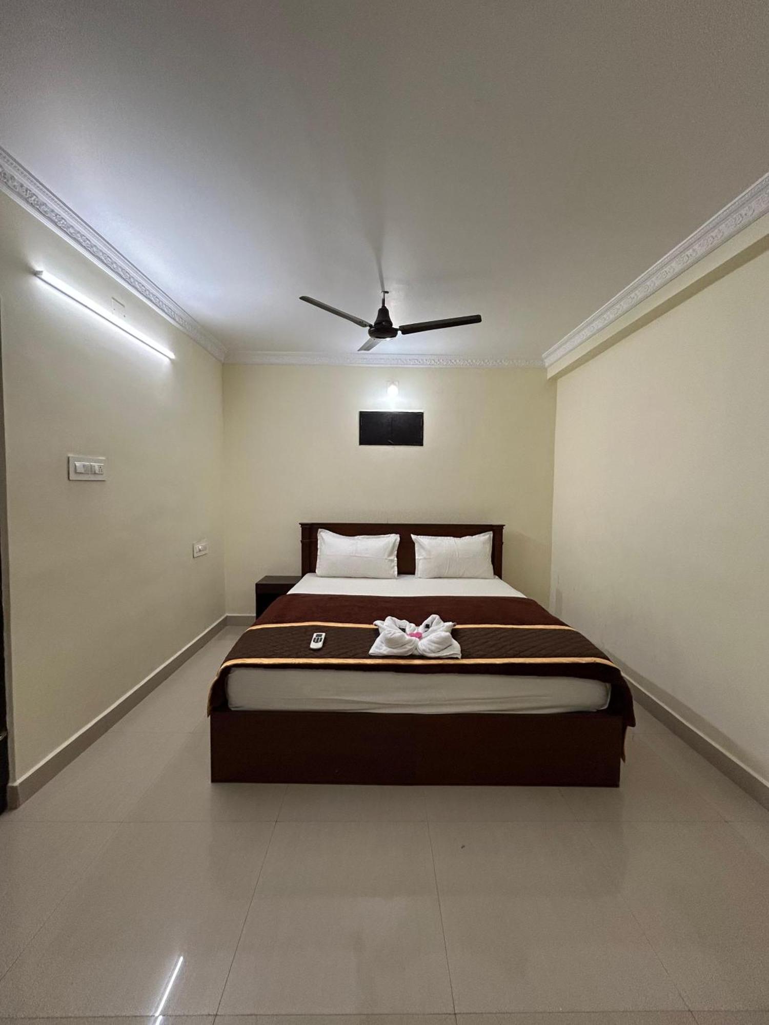 K V Suites Kochi Kültér fotó